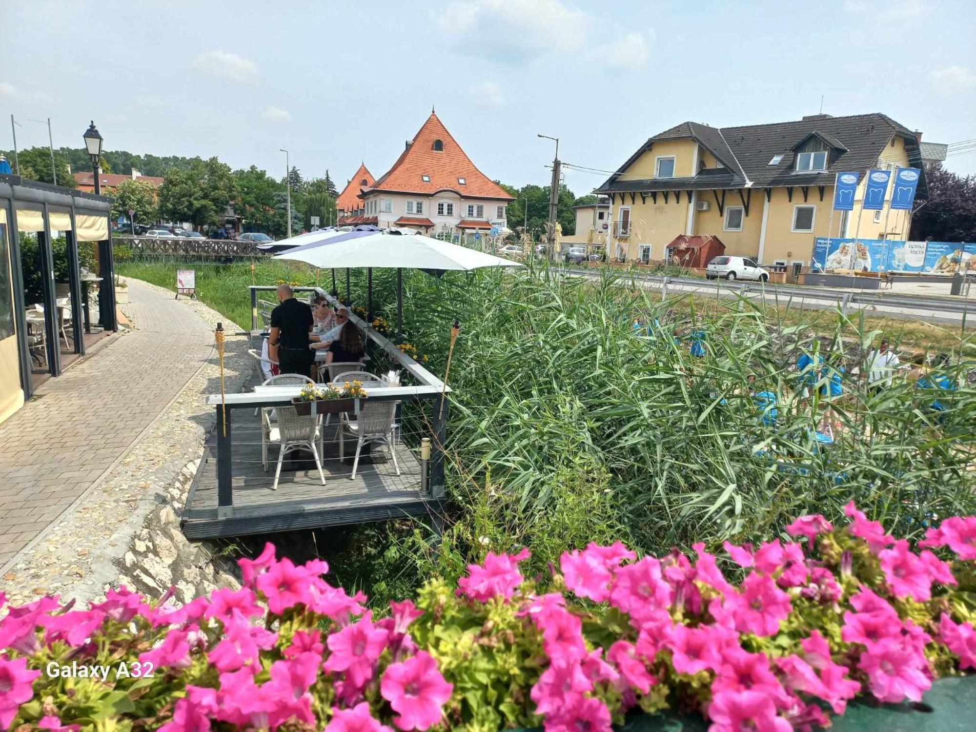 Monarchia Apartman Pearl Mosonmagyarovar Luaran gambar